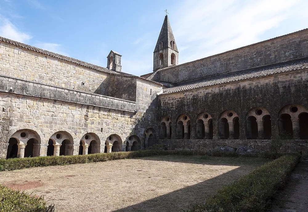 Le cloître de l'abbaye du Thoronet, joyau de l'art cistercien dans le Var