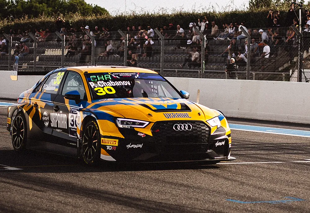 Voiture de course sur le Circuit Paul Ricard, au Castellet, dans le Var