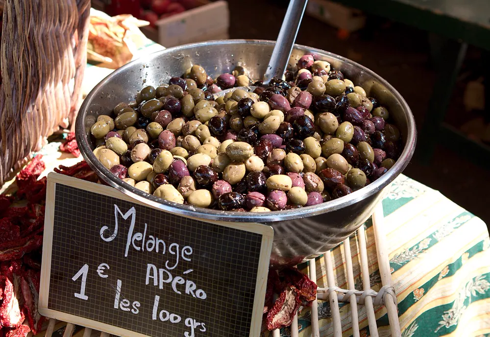 Étal d'olives sur un marché provençal du Var